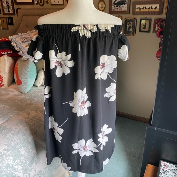 NWOT Floral Off-the-Shoulder Dress - Picture 5 of 11